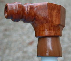 Pipa trattata con olio di lino cotto, inserita in un piolo