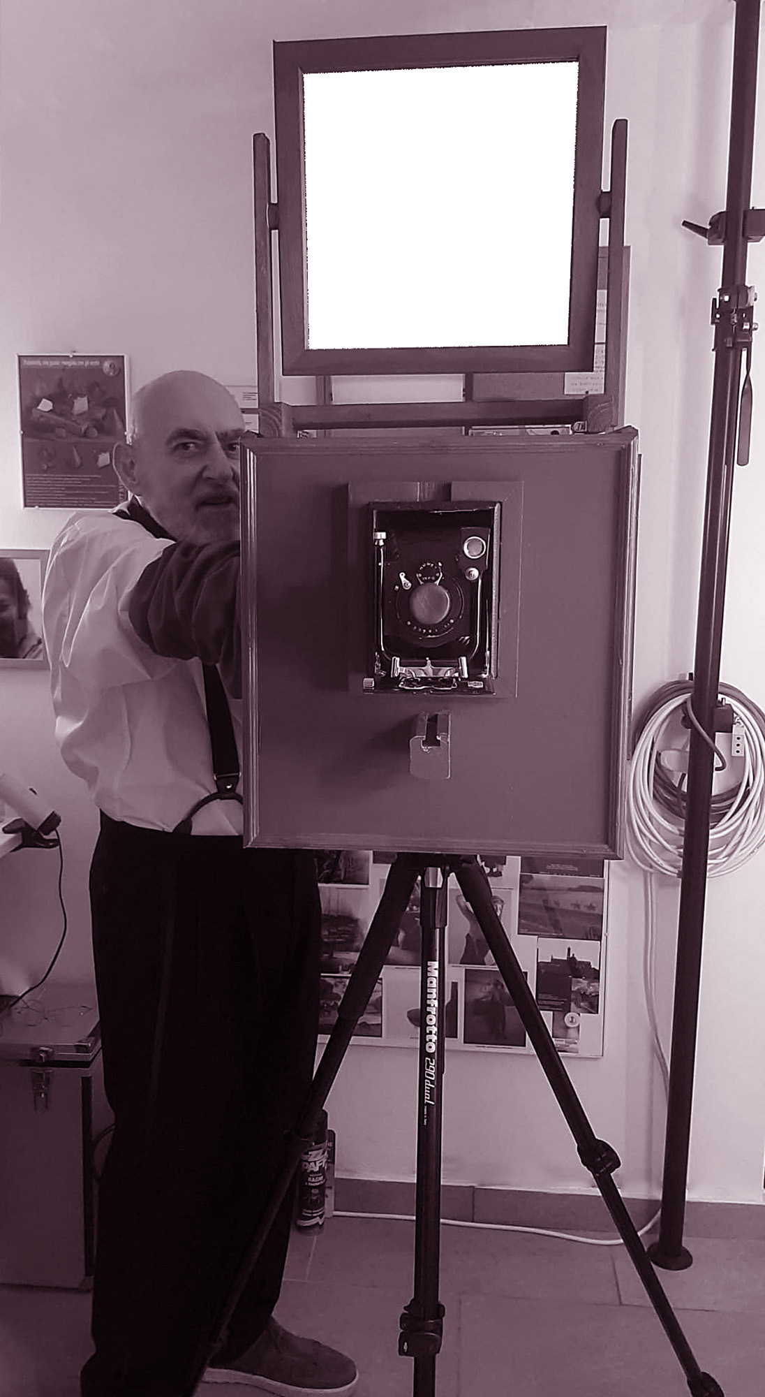 Giuseppe ha messo il braccio nella manica per inserire un foglio di carta fotografica, sopra si nota lo specchio basculante